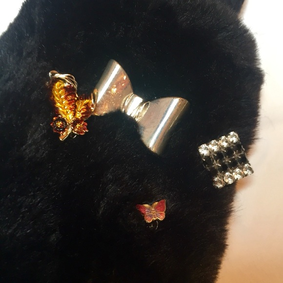 Audrey Faux Fur Vintage Brooch Embellished Mittens - Picture 4 of 8